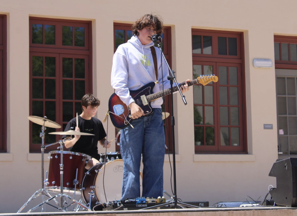 Junior vocalist and guitarist Clay Cudahy jams out with his fellow Strother Field bandmates. The performance on the Quad marked the final day of Senior Spirit Week and one of the last school events for the graduating seniors. According to senior Burton Liu, the week is a great way to foster a stronger bond to the school and his classmates. “I think that [Senior Spirit Week] brings together the school community since you see your friends and classmates dressing up, and you can socialize,” Liu said.